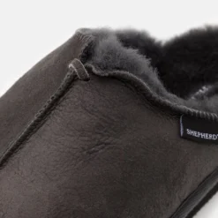 Shepherd Hugo - Pantuflas - Stone -Geox Ventas 5454187ea89c4c959fb775515e1035e6 scaled