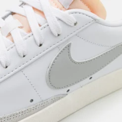 Nike Sportswear Blazer 77 Vntg Unisex - Zapatillas - White/Grey Fog/Light Menta/Sail-Black/Team Orange -Geox Ventas 758f16122c6a454e85d8314af63d1bc1 scaled