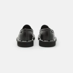 MOSCHINO Label - Zapatos De Vestir - Nero -Geox Ventas 85023b4e053645e8950fa0e1cfc94892 scaled